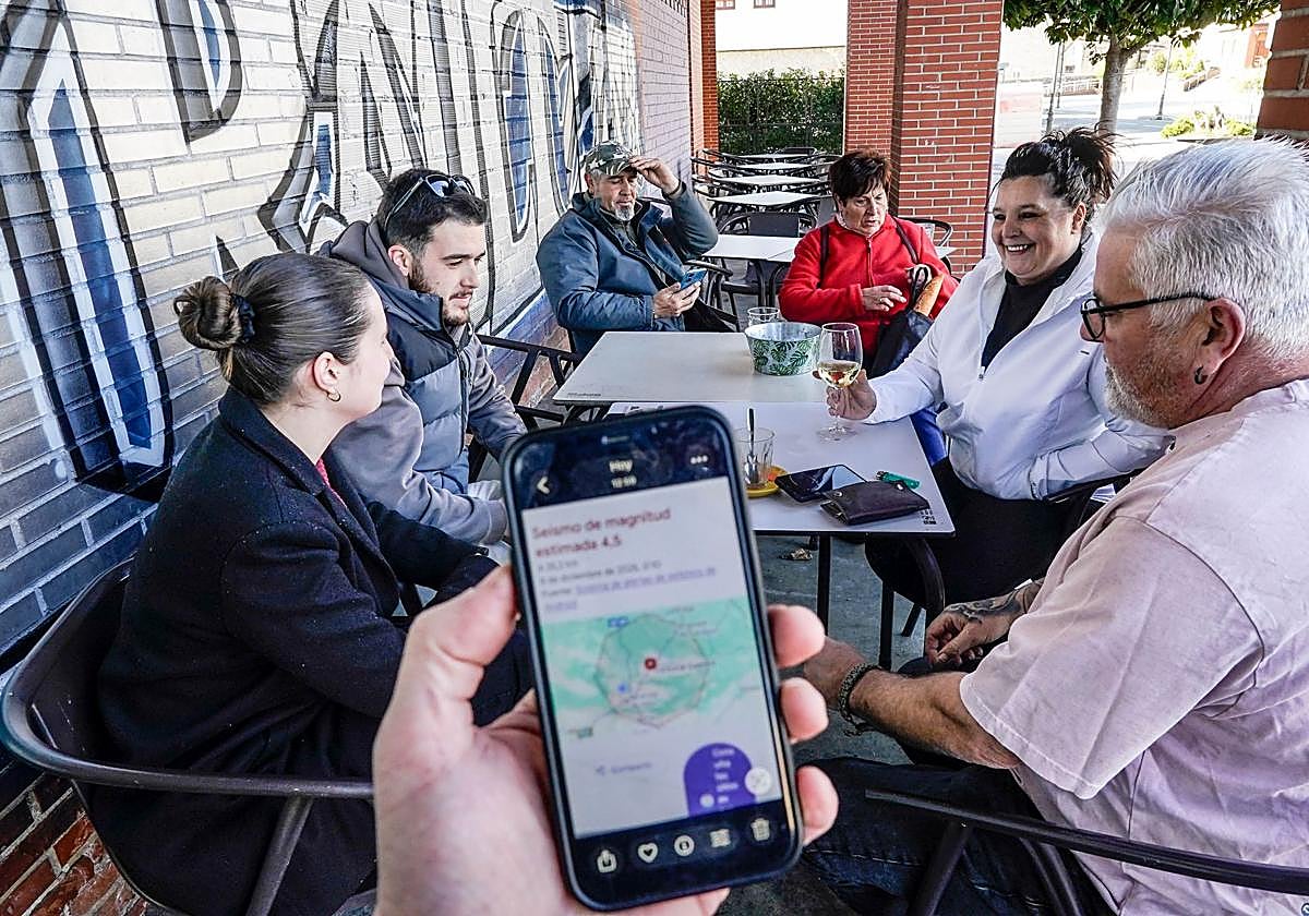 Vecinos de Nanclares de la Oca charlan sobre el suceso en un bar de la localidad.