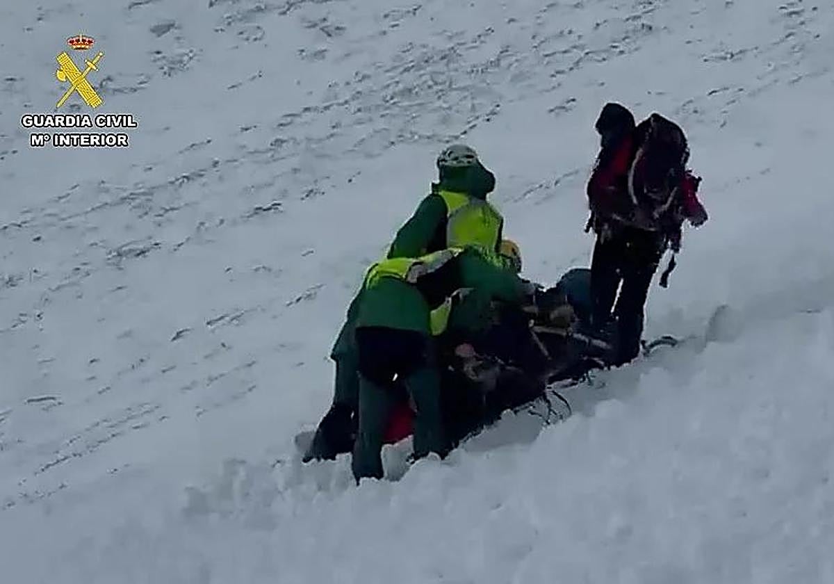 Rescatados dos senderistas arrastrados por una avalancha de nieve en ...