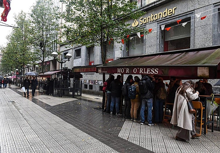 La lluvia desluce el tradicional poteo en Bilbao antes de Nochebuena