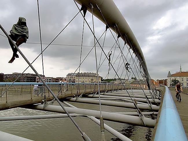 Pasarela Bernatka sobre el Vístula.