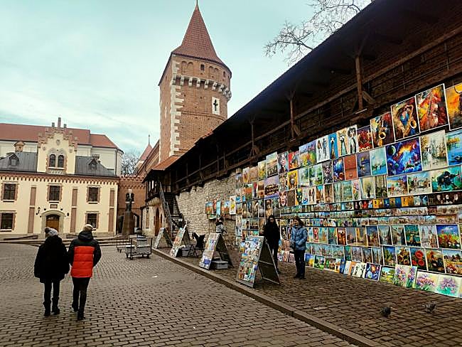 Cuadros en venta junto a la muralla.