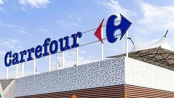 Carrefour pone un vigilante de seguridad a una cajera tras hacerse viral en TikTok