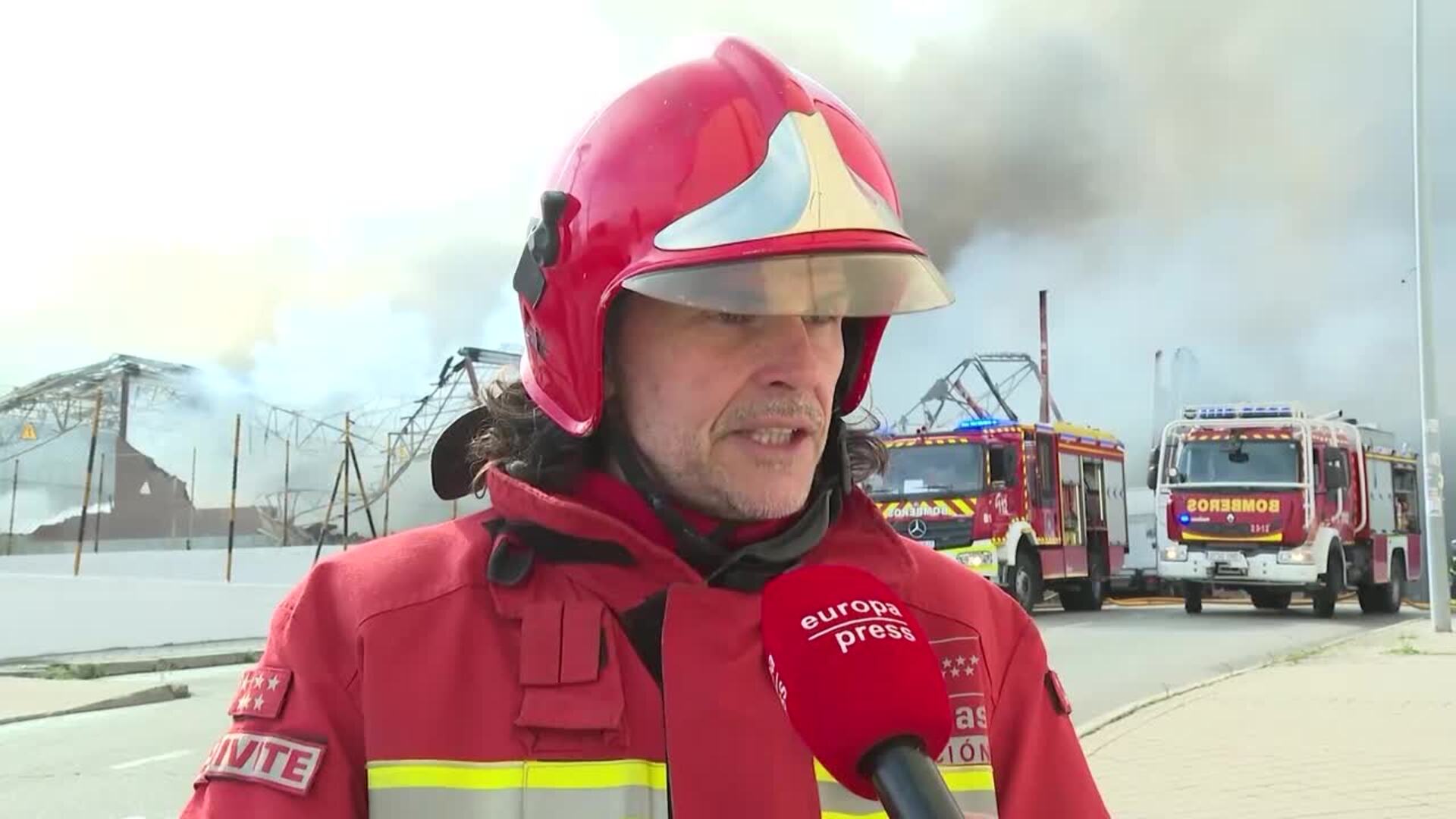 Perimetrado y casi controlado el gran incendio de una nave en el polígono Cobo Calleja