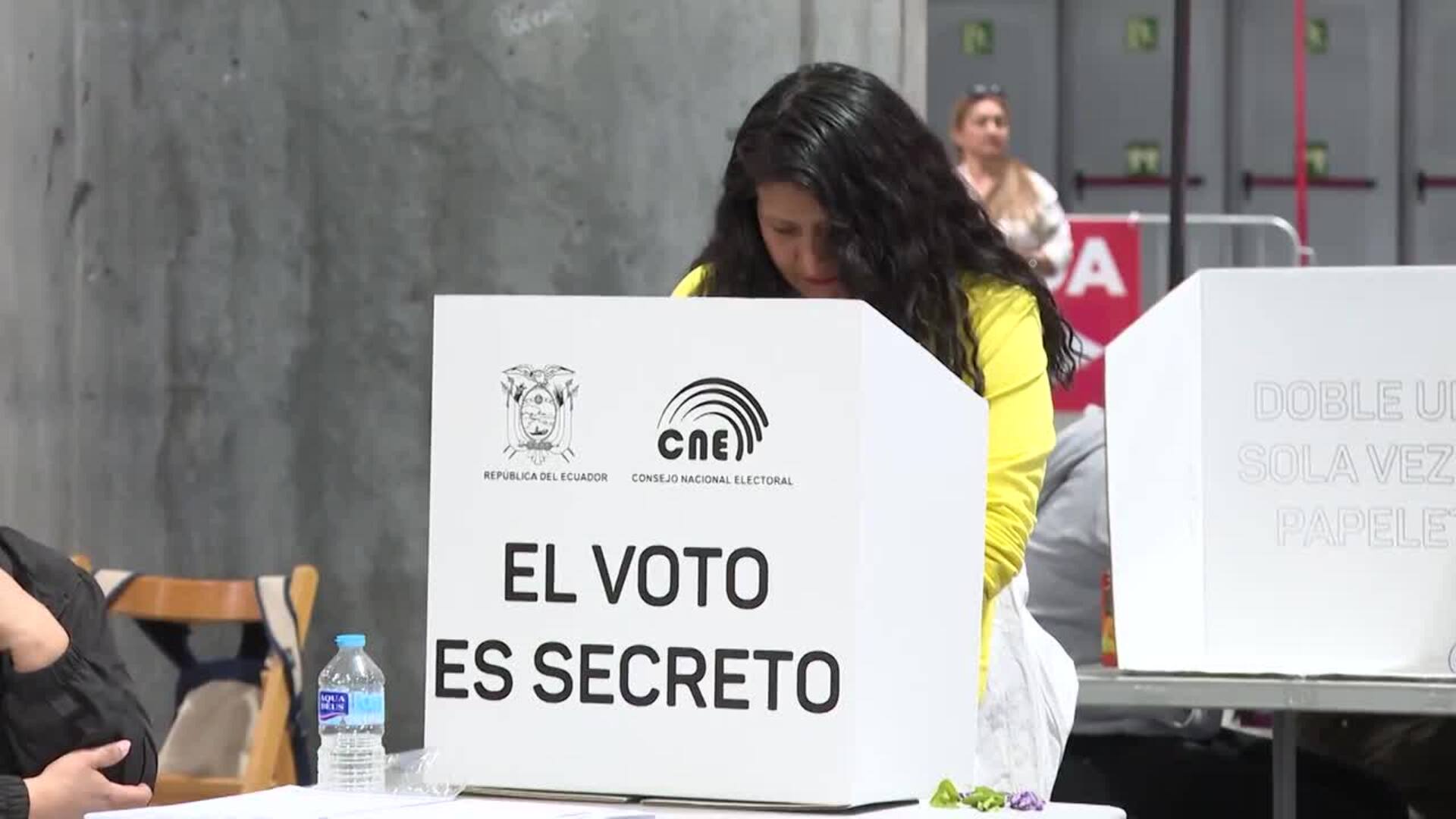 Noboa y González llegan en empate técnico a la segunda vuelta de las presidenciales de Ecuador
