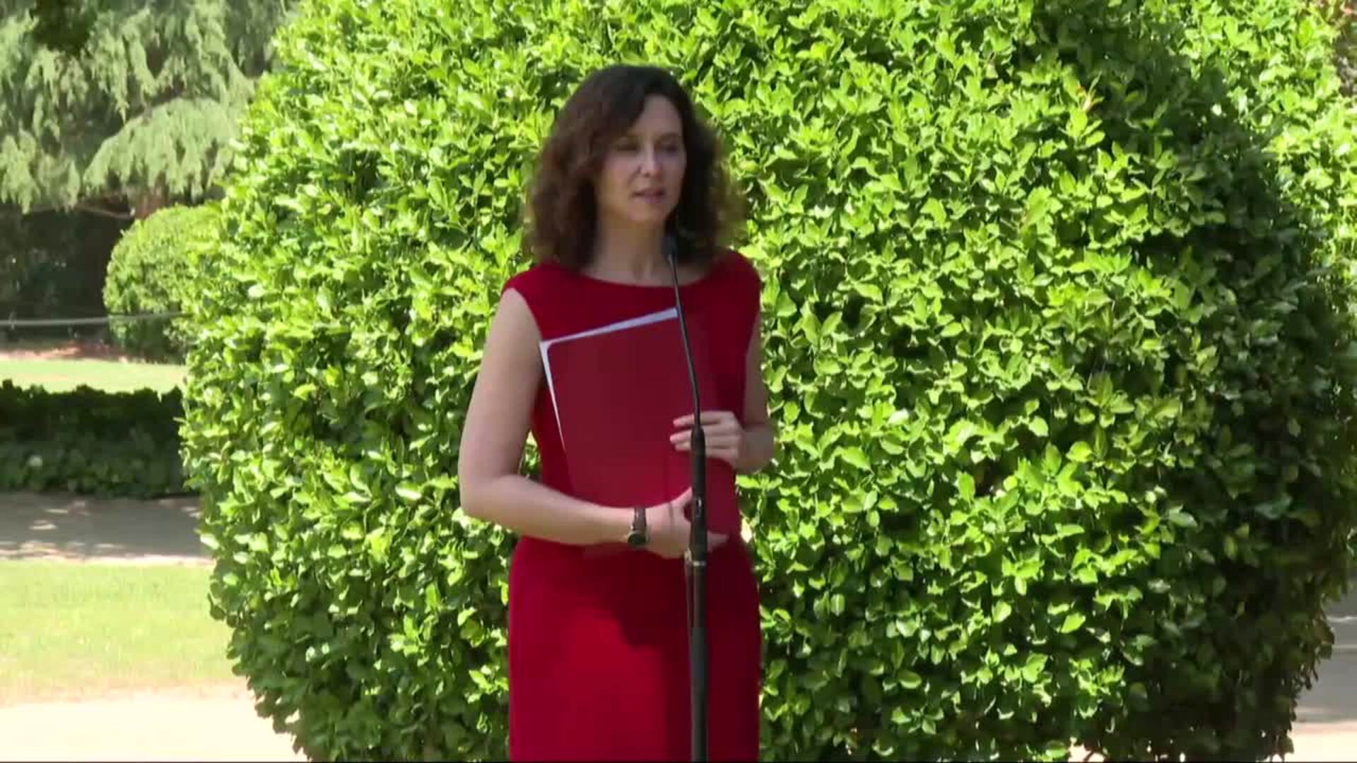 Ayuso no quiere que le dé dos besos una persona que la llama "asesina"