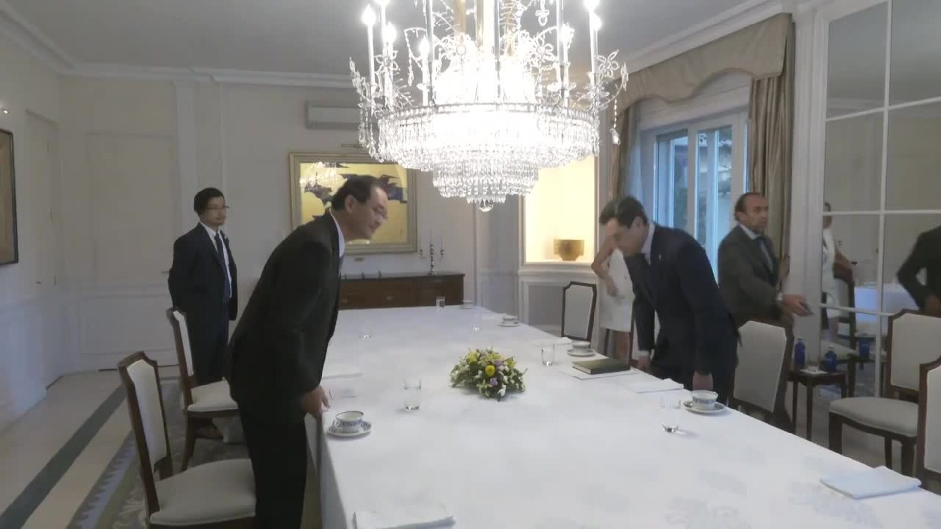 Moreno y el embajador japonés se ven antes de la Exposición Universal de Osaka