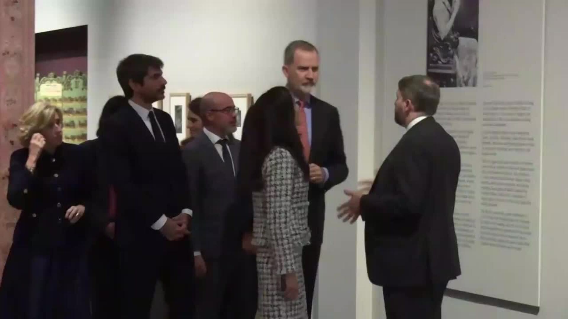 La Reina Letizia enamora con un conjunto de estreno de tweed bicolor de aire parisino