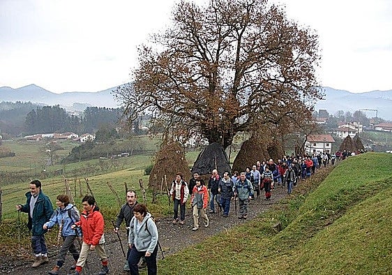 Gernika celebra los 144 años de su unión con Lumo con una marcha por sus límites