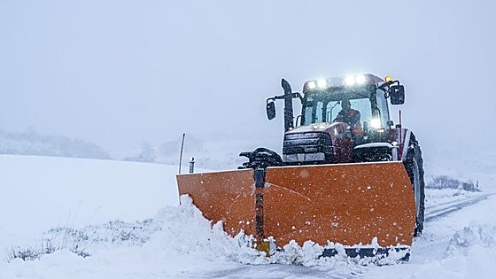 EL CORREO se sube al tractor de Félix López de Luzuriaga para acompañarle en la retirada de la nieve de Araia: «Lo haces por los vecinos»