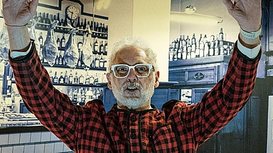 Juanma, el duende de una de las tascas más conocidas de Bilbao que lleva 44 años poniendo potes