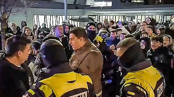 La crisis se agrava en el Lakua tras una reunión de máxima tensión con presencia policial