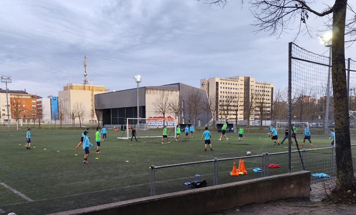 Lakua-Vitoria Economic Rift: Athletic Funding & Key Factors