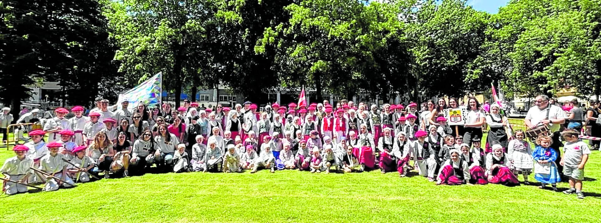 Los más jóvenes de Zerutxu Dantza Taldea de Markina posan tras una exhibición de bailes.