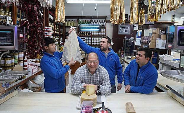 Mikel Ramón, Luis Arbiol, Sergio Landeta e Ignacio Redondo, tras el mostrador de mármol que se conserva tal cual desde 1931.