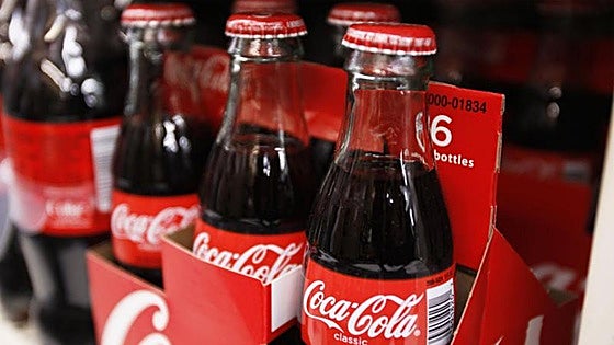 El motivo por el que una Coca-Cola tiene diferente sabor en una botella de vidrio, plástico o en lata