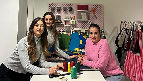 Bambu, la marca de tres mujeres de una misma familia que transforma telas olvidadas en bolsos únicos en Sodupe