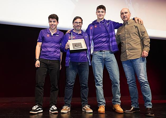 Members of 'La Sotera' with EL CORREO editor Julen Ensulza.
