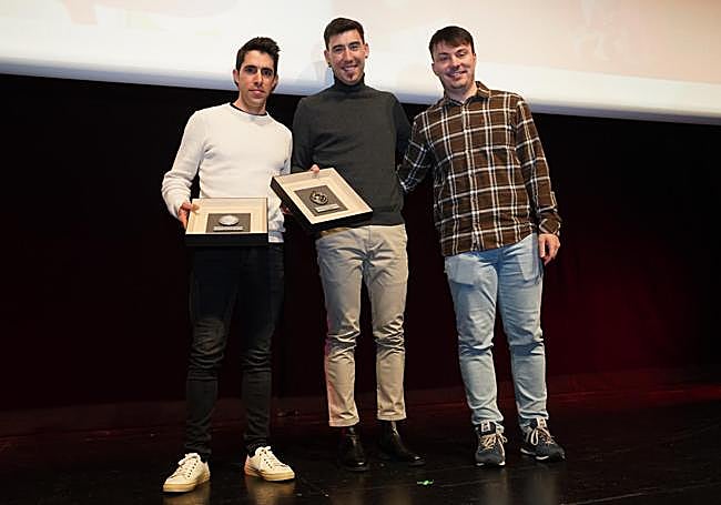 Jonathan Castroviejo and Omar Fraile received the award from the editor of EL CORREO Iván Benito.