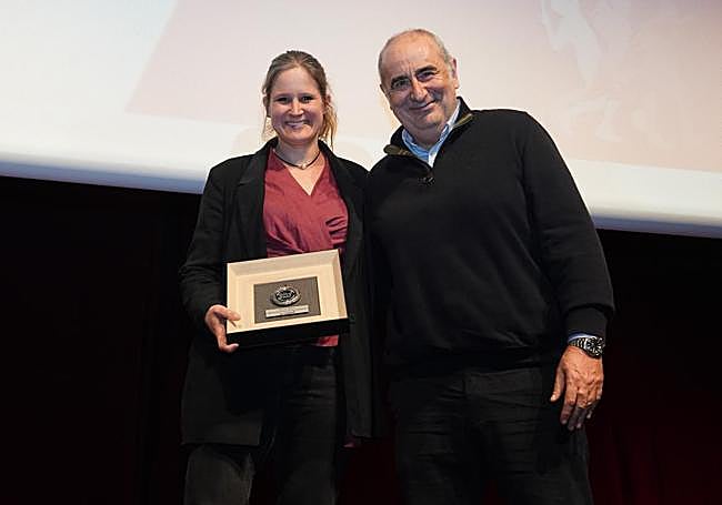 Patricia Martín collects the award from EL CORREO editor Jon Agiriano.