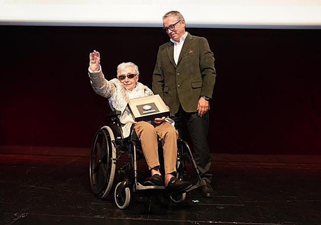 The centenarian journalist Sarita Estévez received the Cortizas Award from the director of EL CORREO, Oscar Villasante.