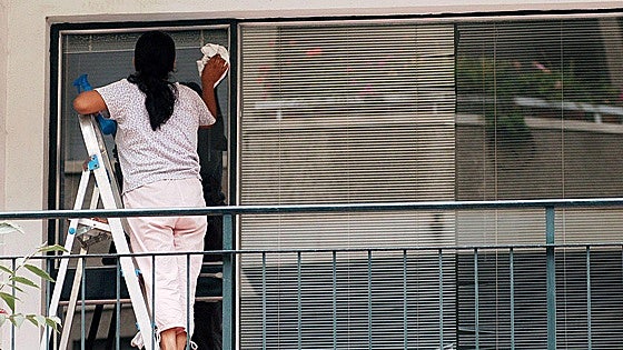 Un tercio de los permisos de trabajo en Euskadi se concede a empleadas del hogar