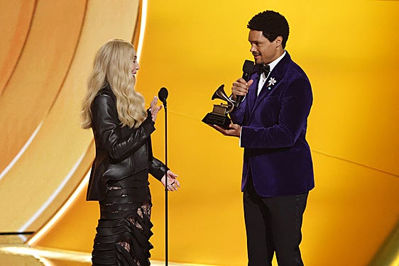 Trump amenaza con demandar a Trevor Noah por vincularle con Jeffrey Epstein en los Grammy