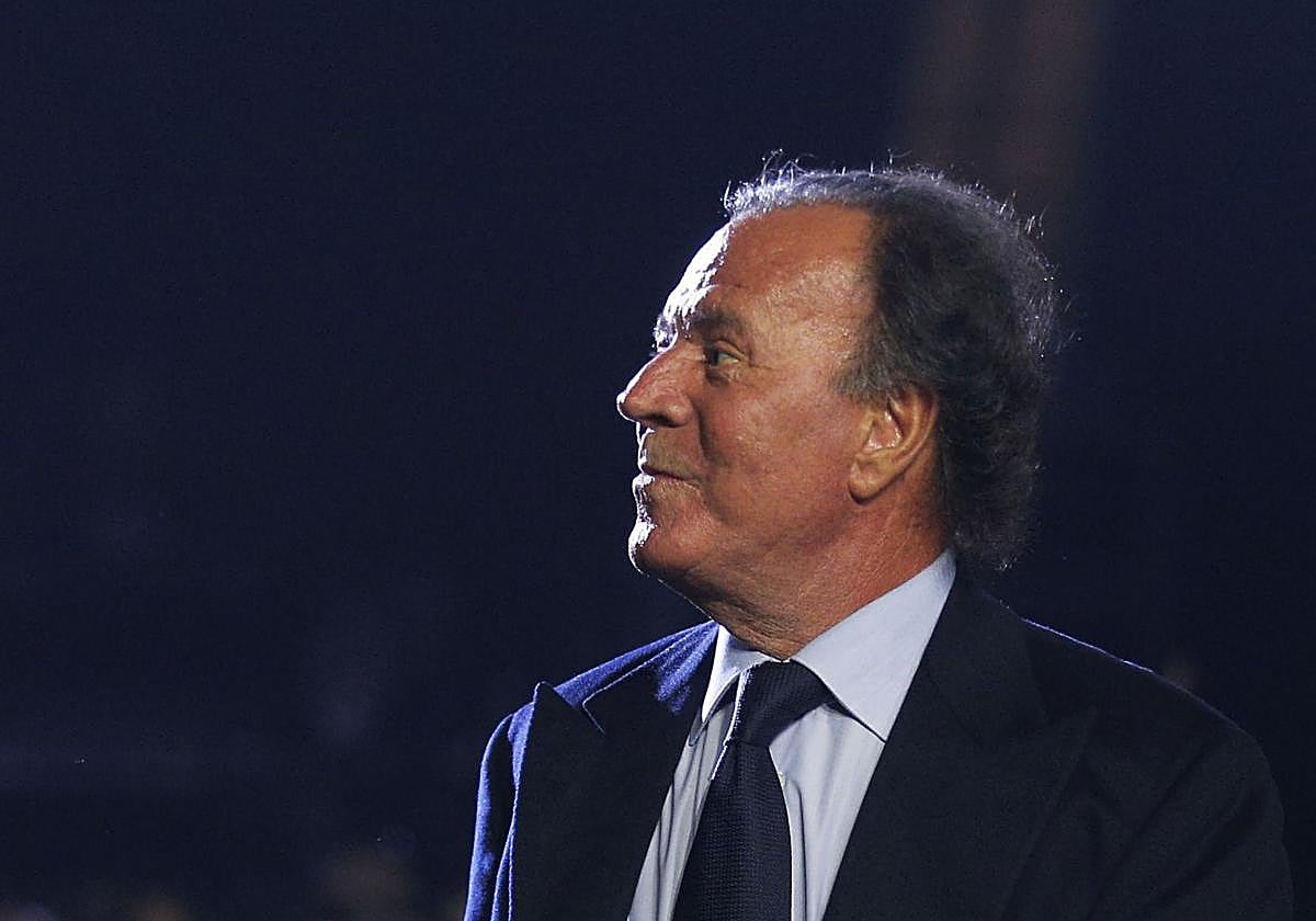 Exteriores investiga a Julio Iglesias por los visados de turista con los  que trasladó a sus empleadas a España | El Correo