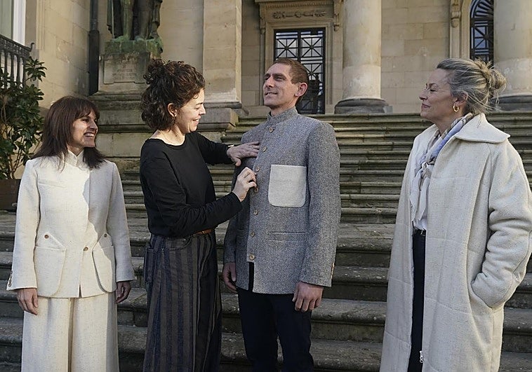 La diseñadora María Clé viste con lana de oveja latxa a la selección vasca de esquiladores