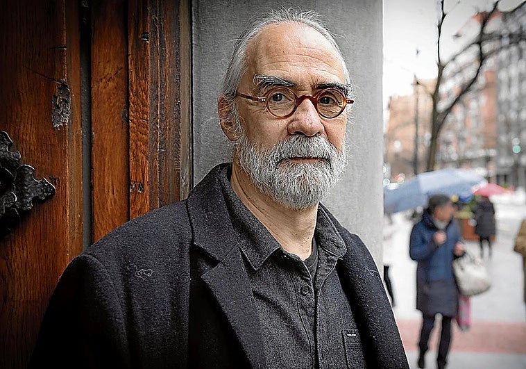 «Los médicos de la pública no deberían compatibilizar su actividad con la privada»