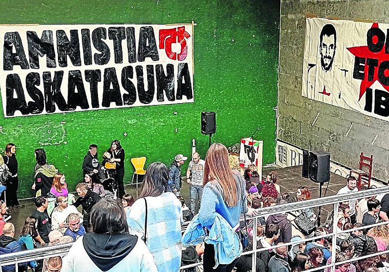 Piden 60.000 euros de indemnización tras ser multados por organizar un 'ongi etorri' a un ex preso de ETA