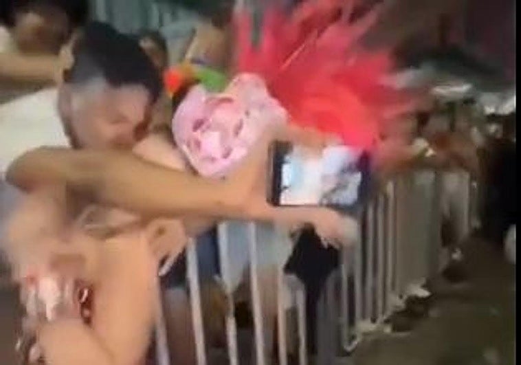 Un hombre besa en la boca sin consentimiento a la reina del Carnaval de Barranquilla