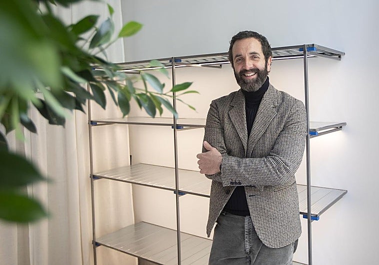 Carlos, el rey de los zapatos, abre un 'showroom' en Bilbao para marcas y eventos