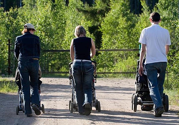 Las claves de la nueva prestación por crianza del Gobierno: 200 euros mensuales, sin requisito de renta...