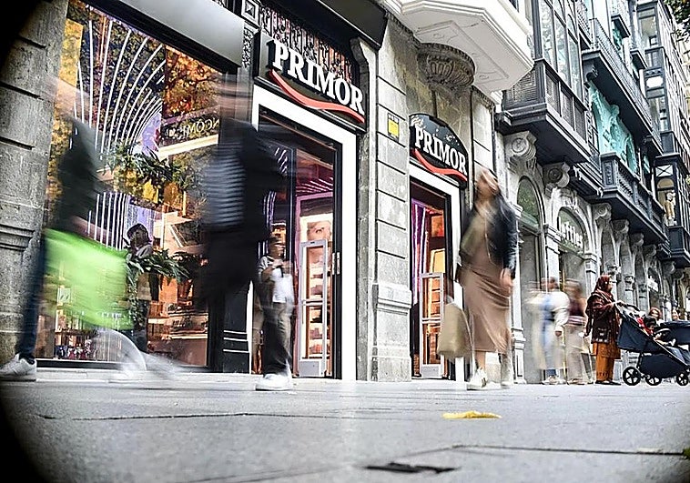 El misterio de las perfumerías cegadoras: ¿por qué hay tanta luz en estos locales?