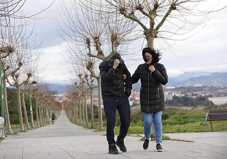 Llega la borrasca Nils: alerta en la costa vizcaína por rachas de viento de 100 kilómetros hora y olas de 7 metros