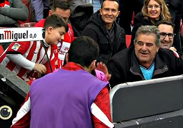 El sorprendente regalo que recibió Lekue ante el Levante por parte de unos aficionados en San Mamés