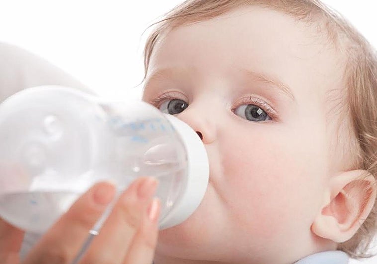 El aviso del pediatra Carlos González a las madres por los bancos de leche: «Puede causar problemas»