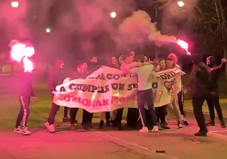 El recibimiento a Monreal en plena calle tras su debut con el Athletic: «De jugar con tu cuadrilla a cumplir un sueño»