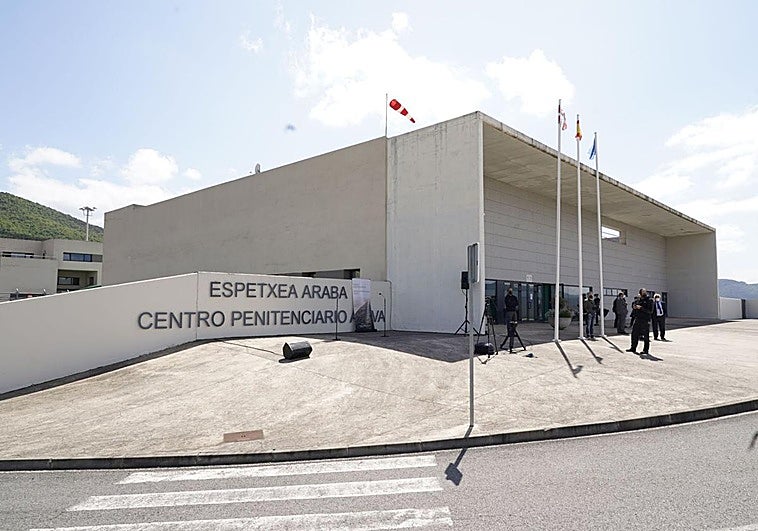 Las cárceles vascas incorporarán 115 interinos en un mes tras pagar 1,4 millones de euros en horas extras en 2025