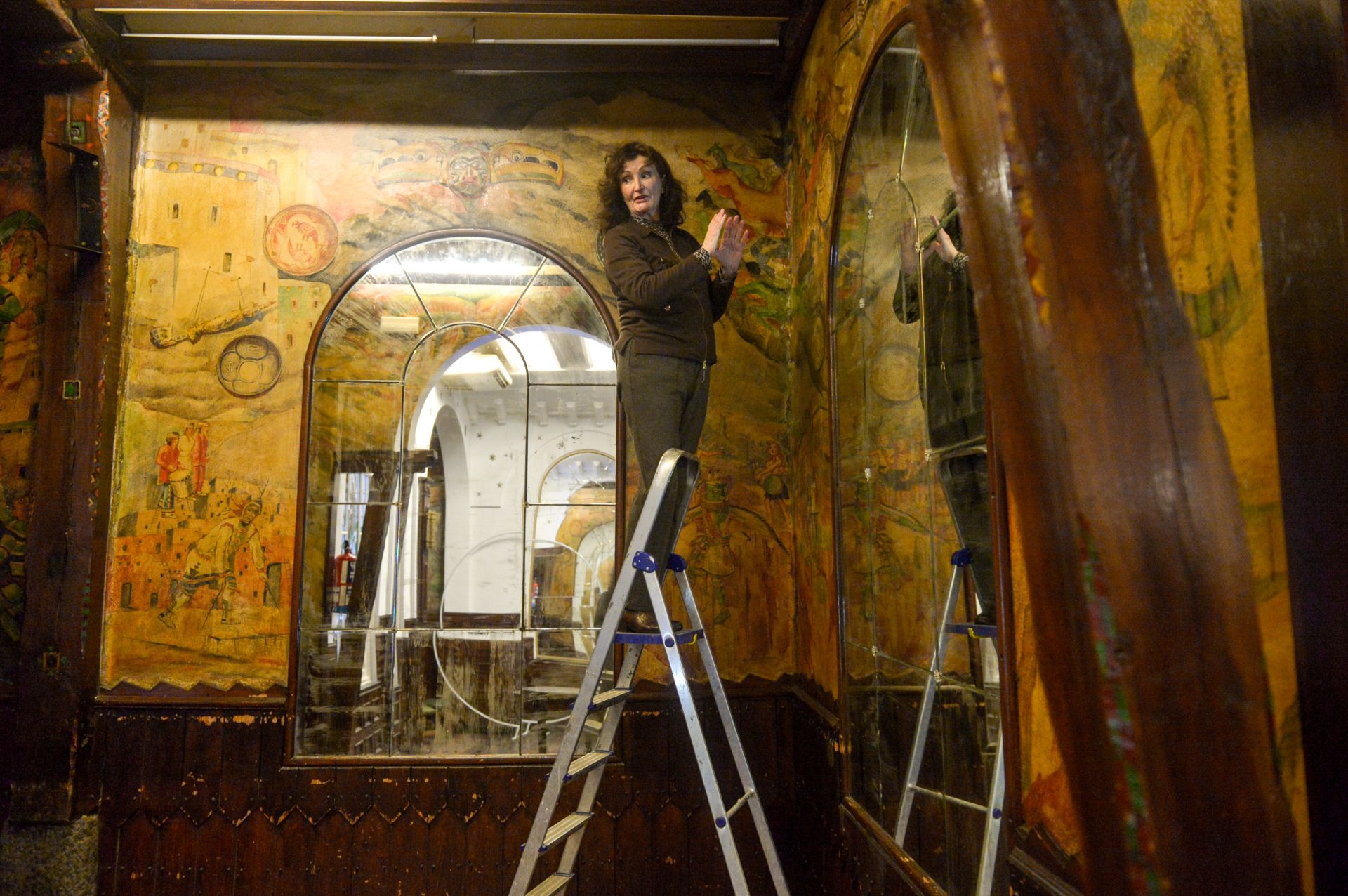 Pilar Bustinduy muestra la parte de las pinturas donde han intervenido.