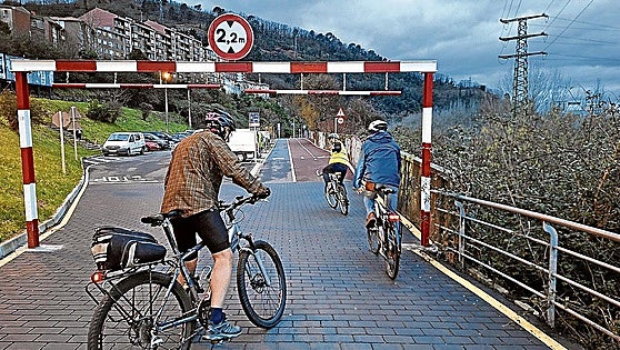 «Ir a trabajar en bici de Basauri a Bilbao por el bidegorri es una odisea»
