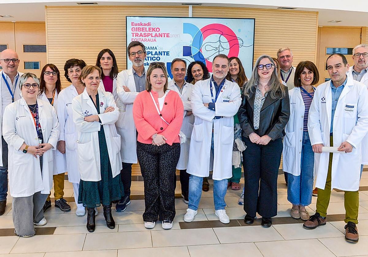 El equipo de trasplante hepático de Cruces, con dos pacientes.
