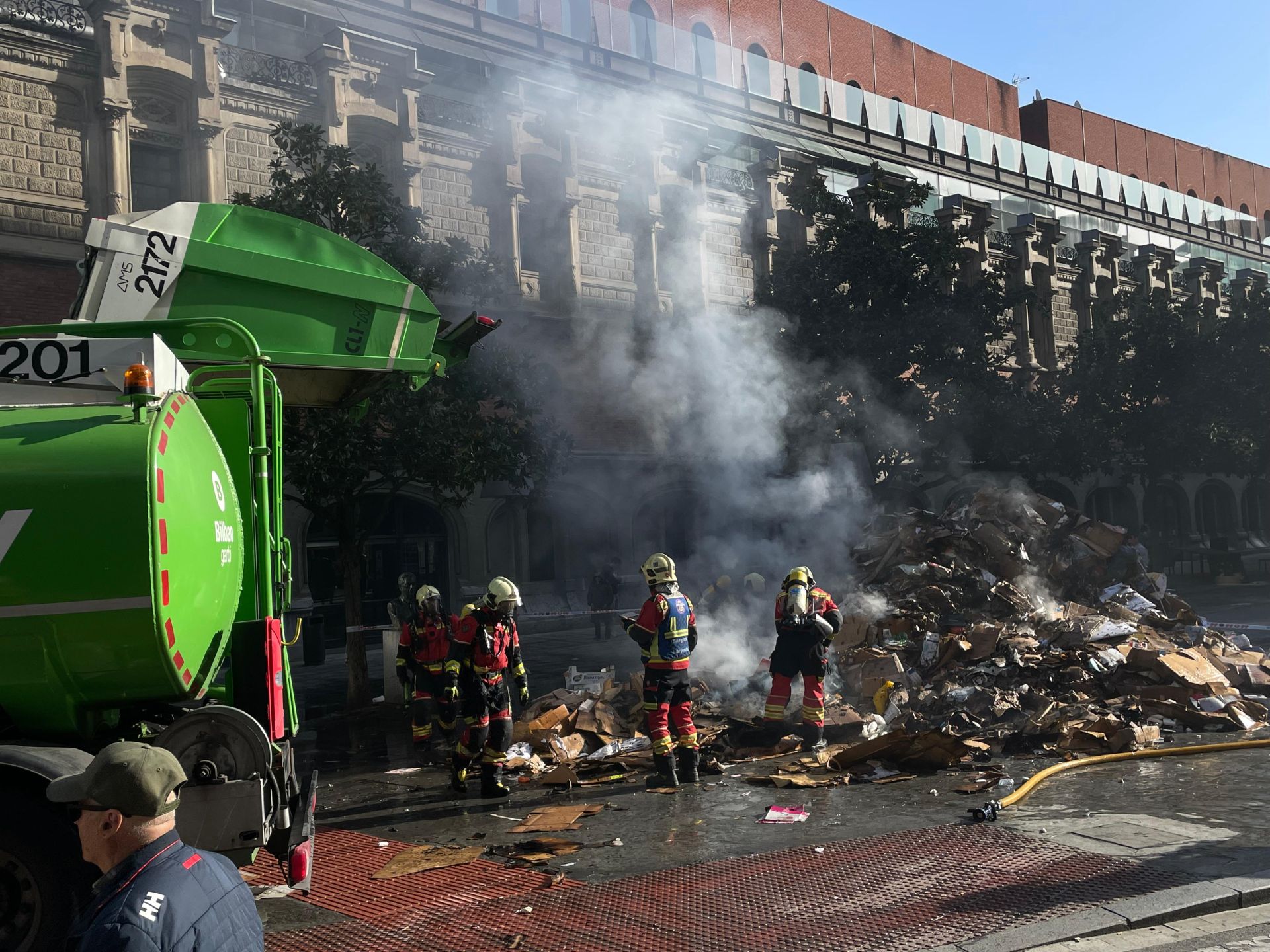 Aparatoso incendio de la carga de un camión de la basura en pleno ...