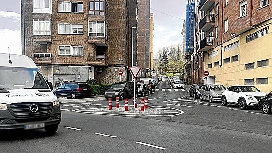 «Si van a regular el aparcamiento, que sea todo el día, no solo por la noche»