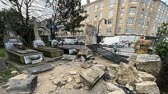 Un camión destroza parte del muro del cementerio de Santa Isabel en Vitoria