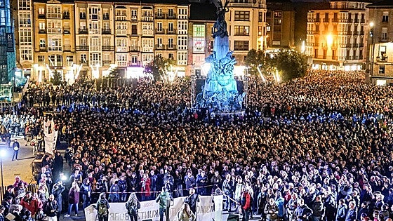 La ciudadanía vitoriana recuerda conmovida la tragedia: «Dieron su vida y no lo olvidamos»