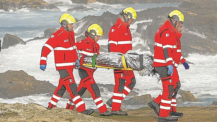 «Escuché '¡socorro!' y cuando miré hacia abajo vi a la chica agarrada a la roca»