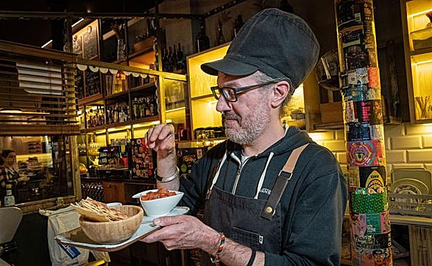 Claudio llegó como cliente al Singular e hizo tan buenas migas con Sabino Zelaia, que lo contrató de cocinero.