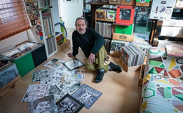 Claudio Poli con algunos de los 4.500 vinilos que posee. Empezó su colección sin tener tocadiscos. Le pido que elija uno: Aba Shanti, de Jah Shaka. Sound System.