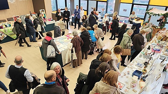 Médicos, pacientes y voluntarios elaboran 2.000 piezas artesanales para un mercadillo solidario en Santurtzi